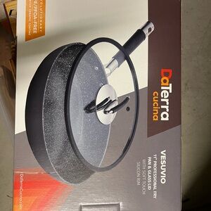 BRAND NEW IN BOX Vesuvio Deterra Cucina 11” professional fry pan and glass lid